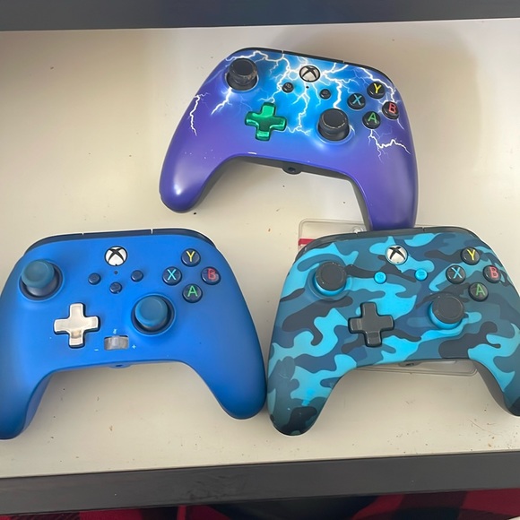 Used Xbox controllers - Picture 1 of 1